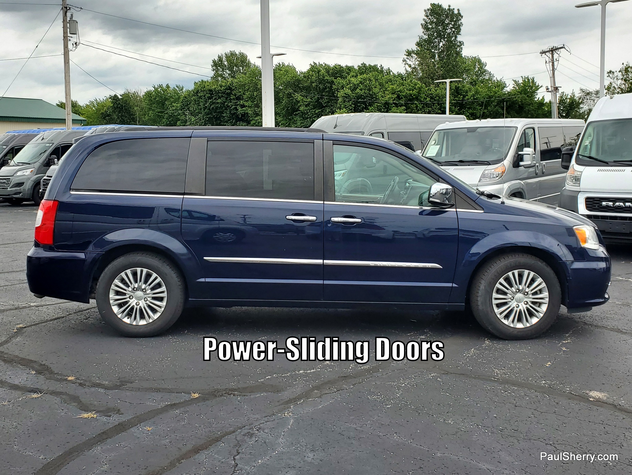 2016 Chrysler Town & Country Anniversary Edition - Photo 12