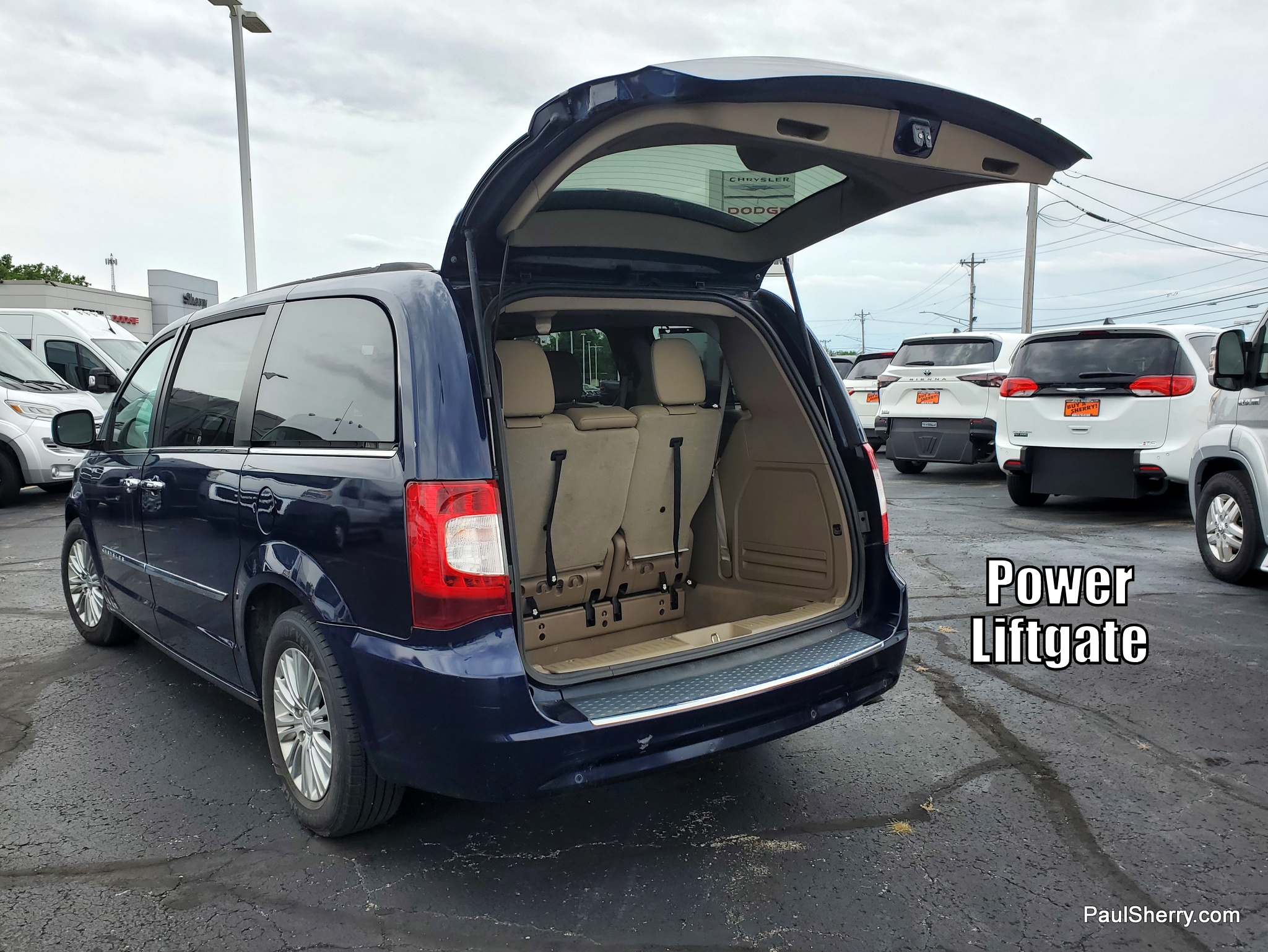 2016 Chrysler Town & Country Anniversary Edition - Photo 15