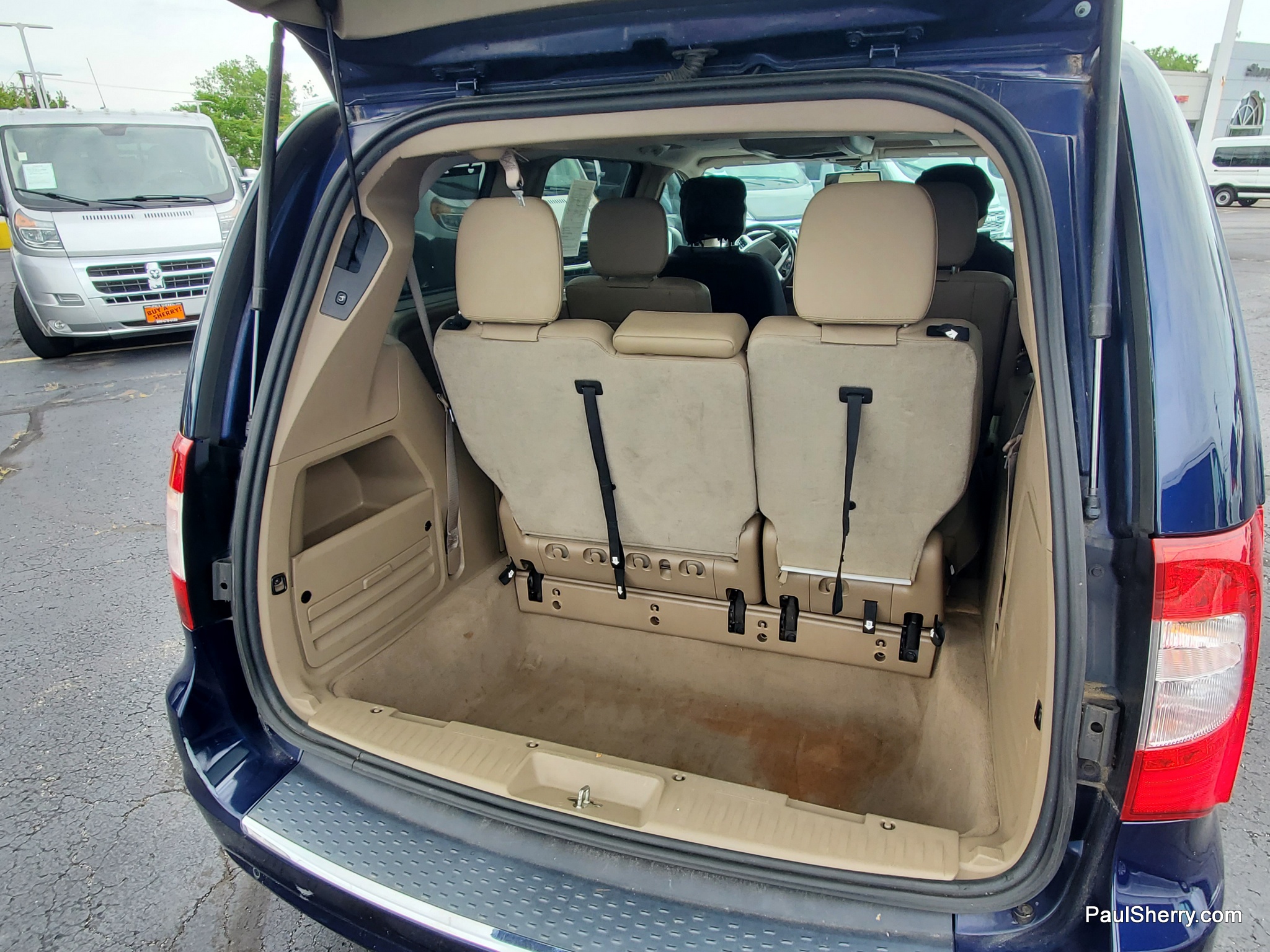 2016 Chrysler Town & Country Anniversary Edition - Photo 16