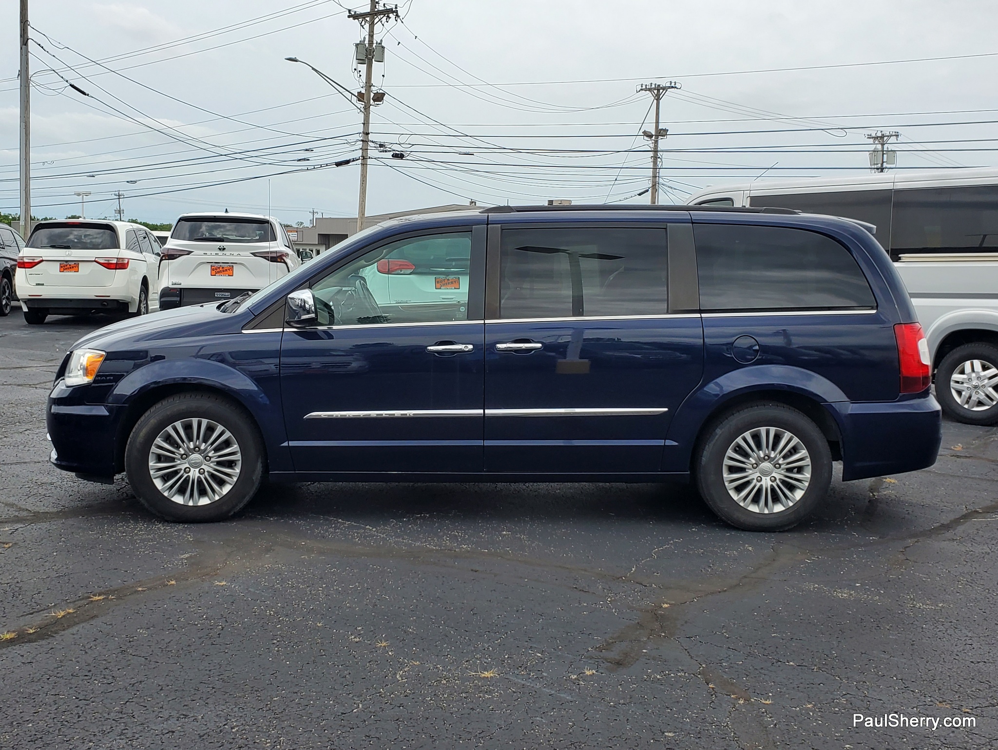 2016 Chrysler Town & Country Anniversary Edition - Photo 18