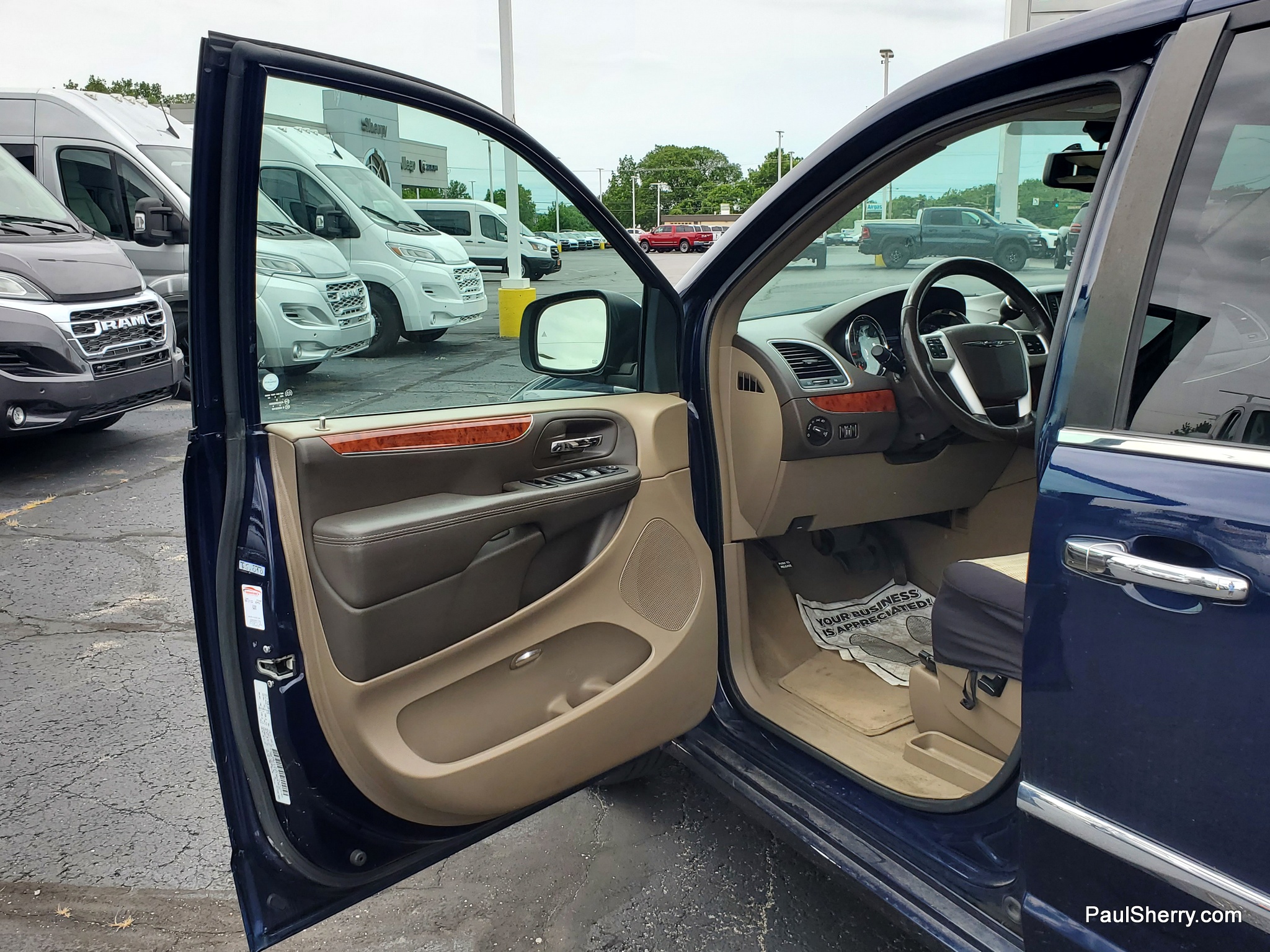 2016 Chrysler Town & Country Anniversary Edition - Photo 20