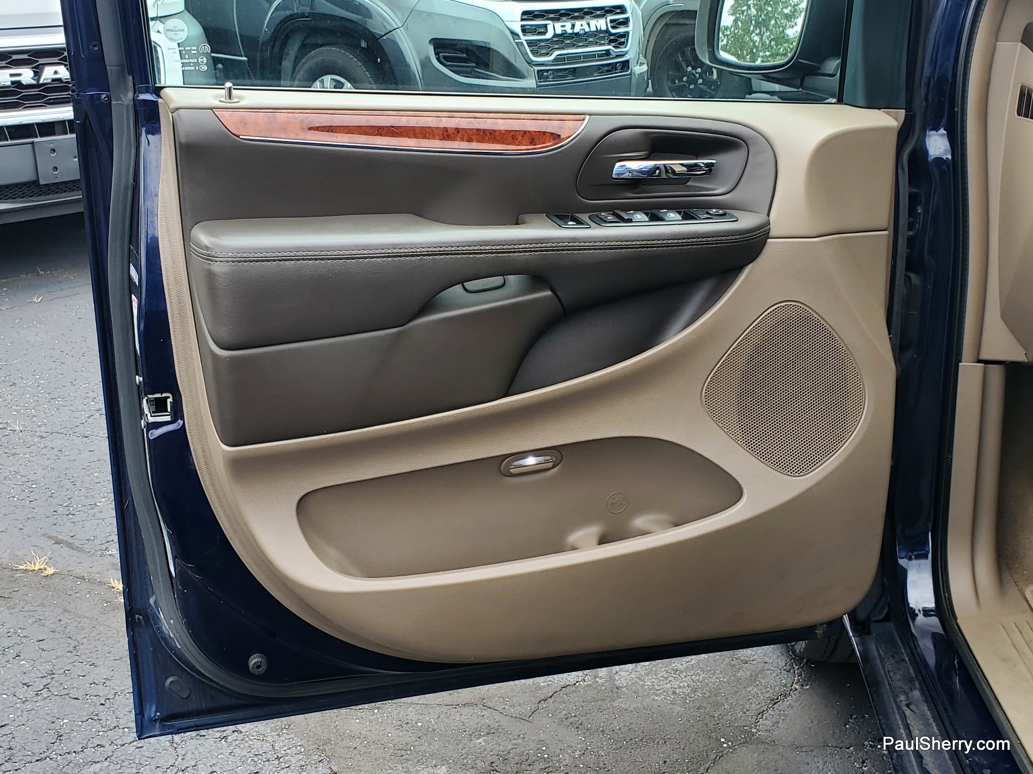 2016 Chrysler Town & Country Anniversary Edition - Photo 21
