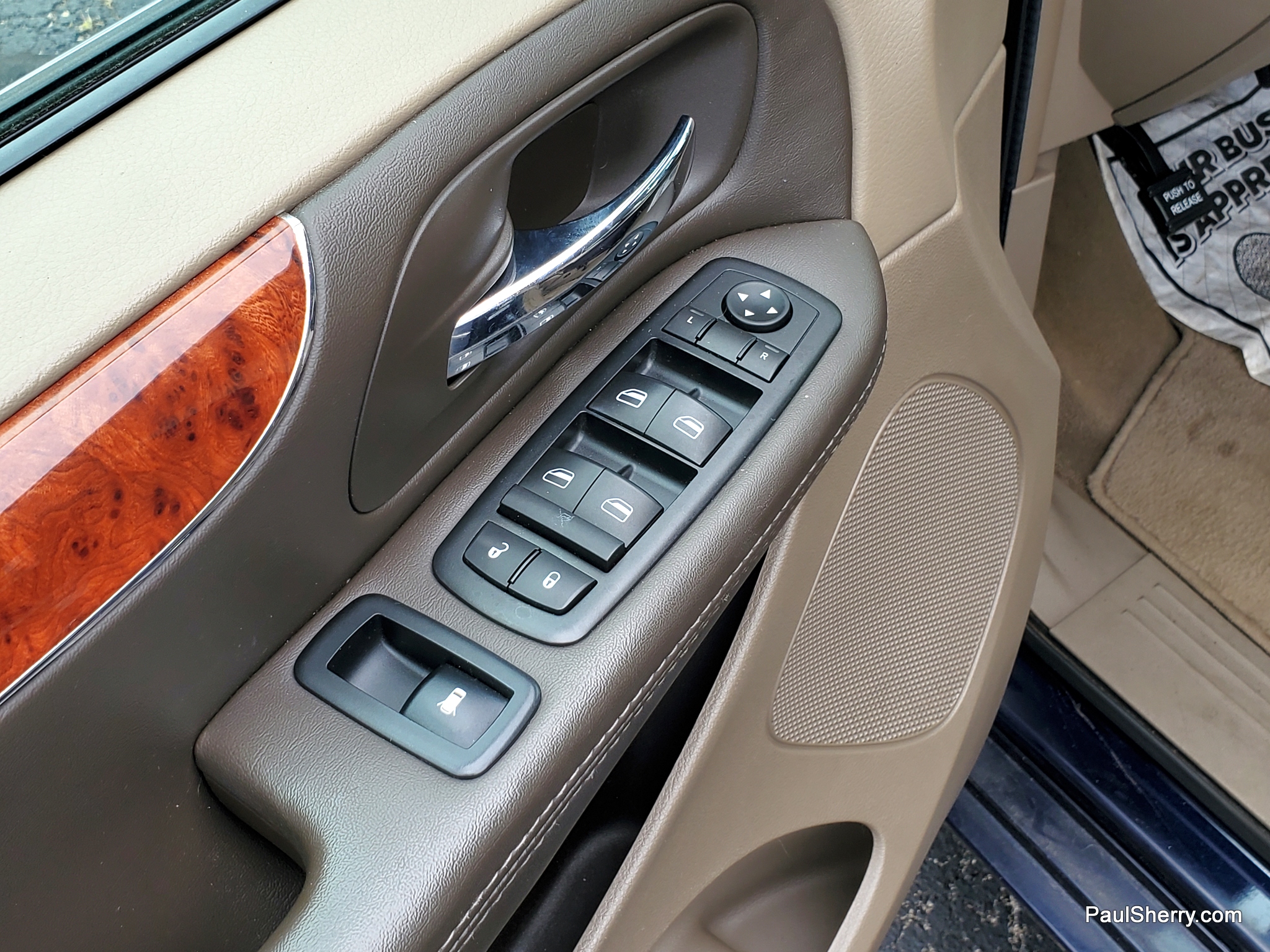 2016 Chrysler Town & Country Anniversary Edition - Photo 22