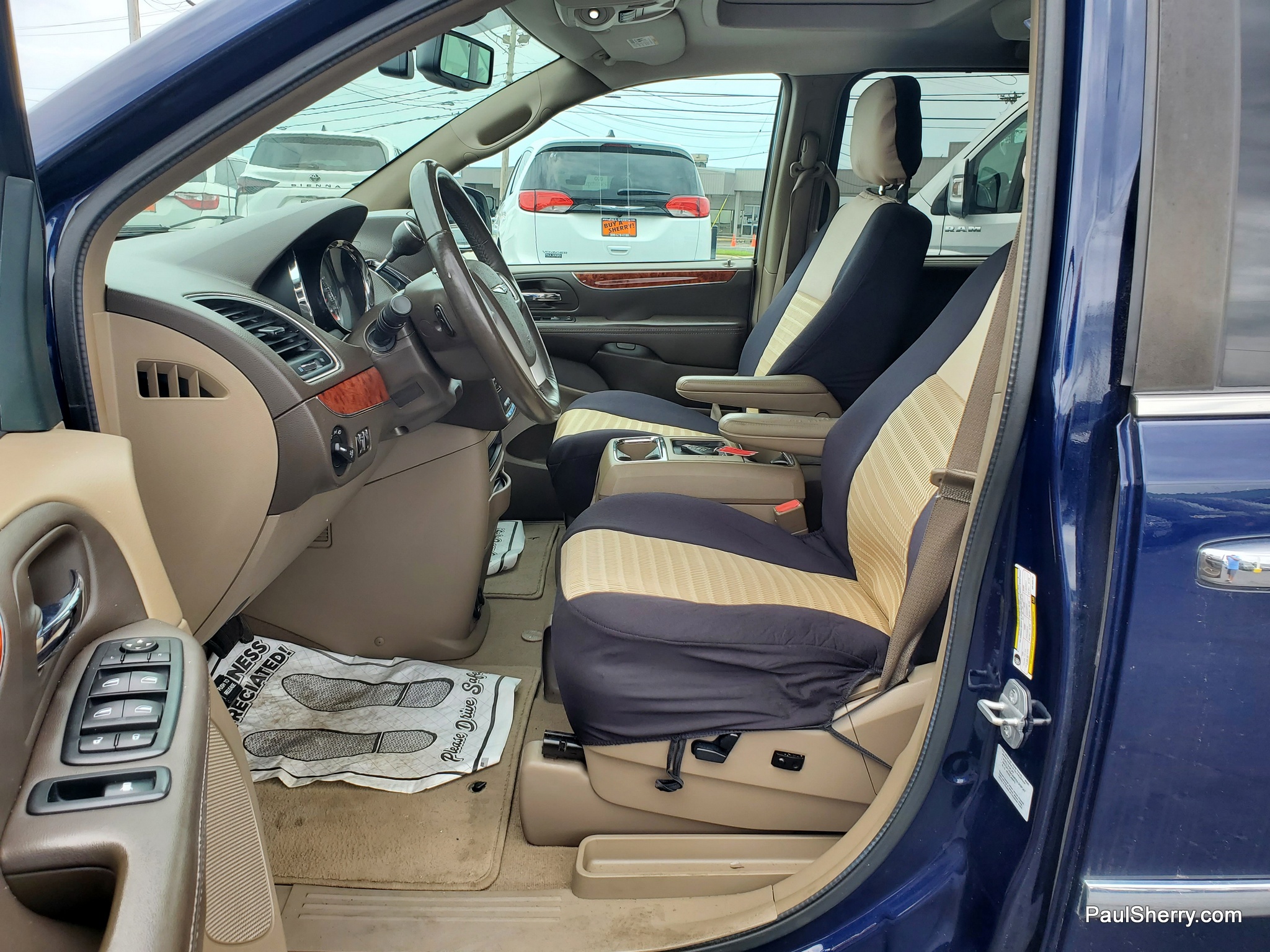 2016 Chrysler Town & Country Anniversary Edition - Photo 23