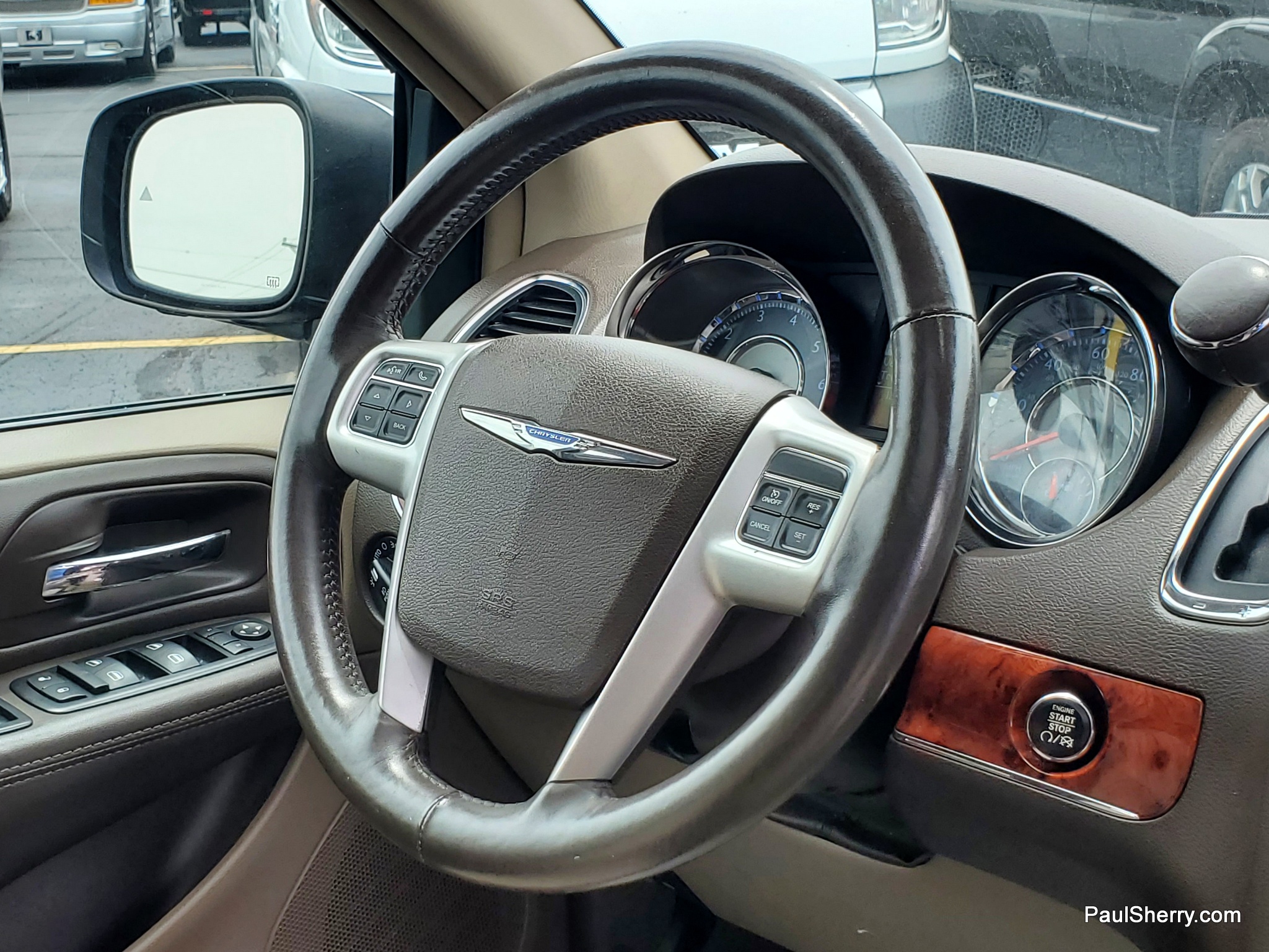 2016 Chrysler Town & Country Anniversary Edition - Photo 26