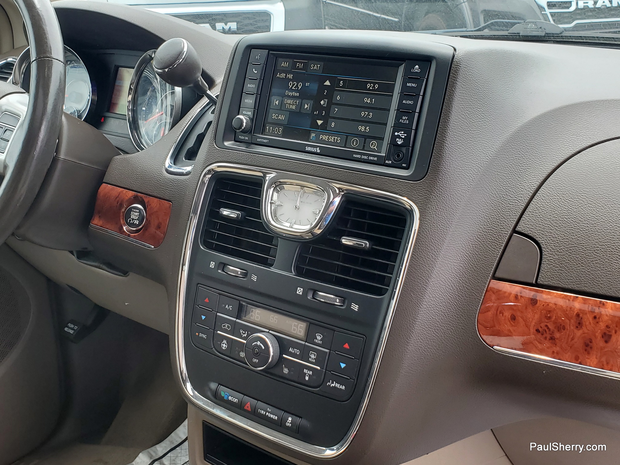 2016 Chrysler Town & Country Anniversary Edition - Photo 30