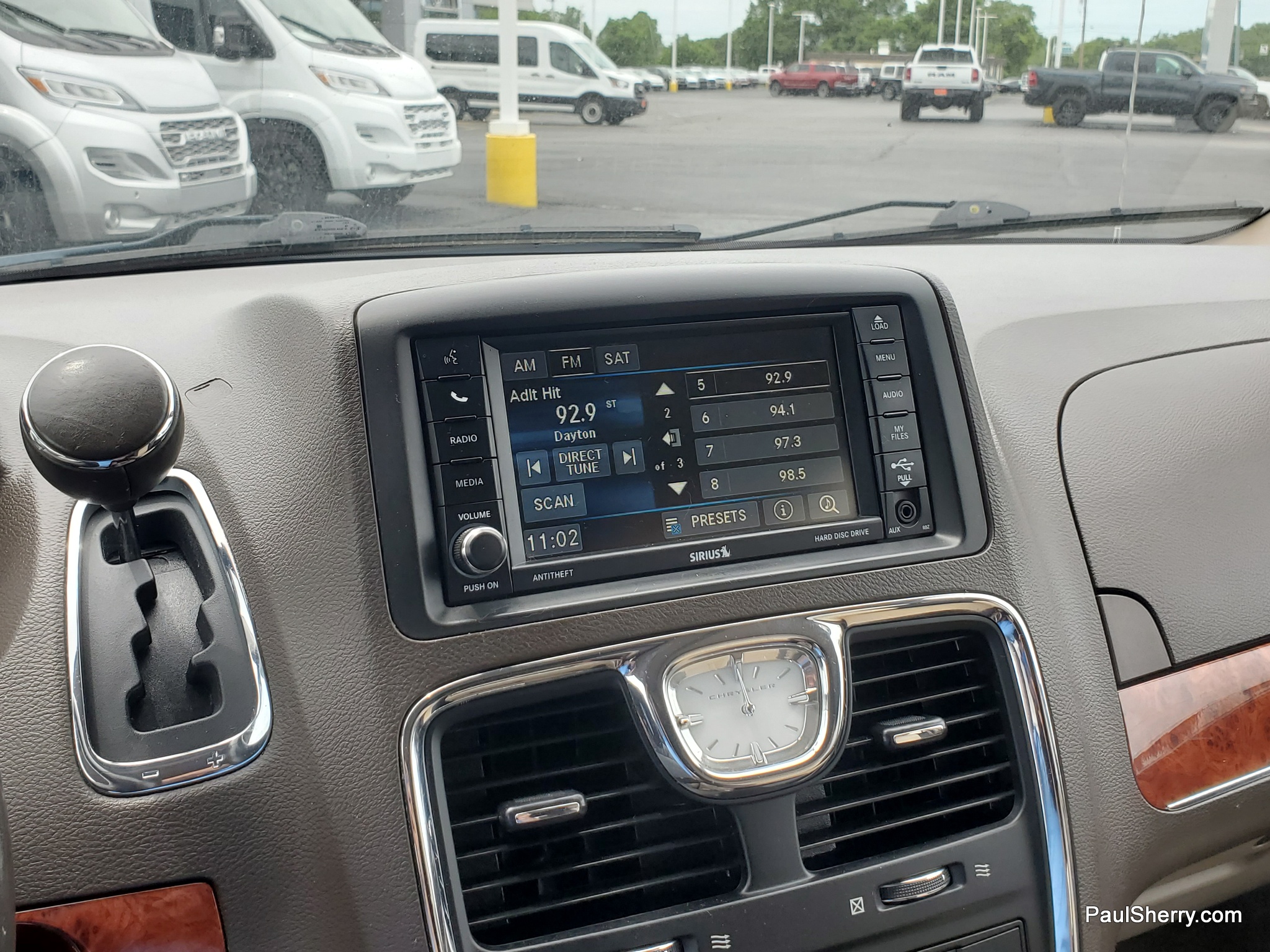 2016 Chrysler Town & Country Anniversary Edition - Photo 31