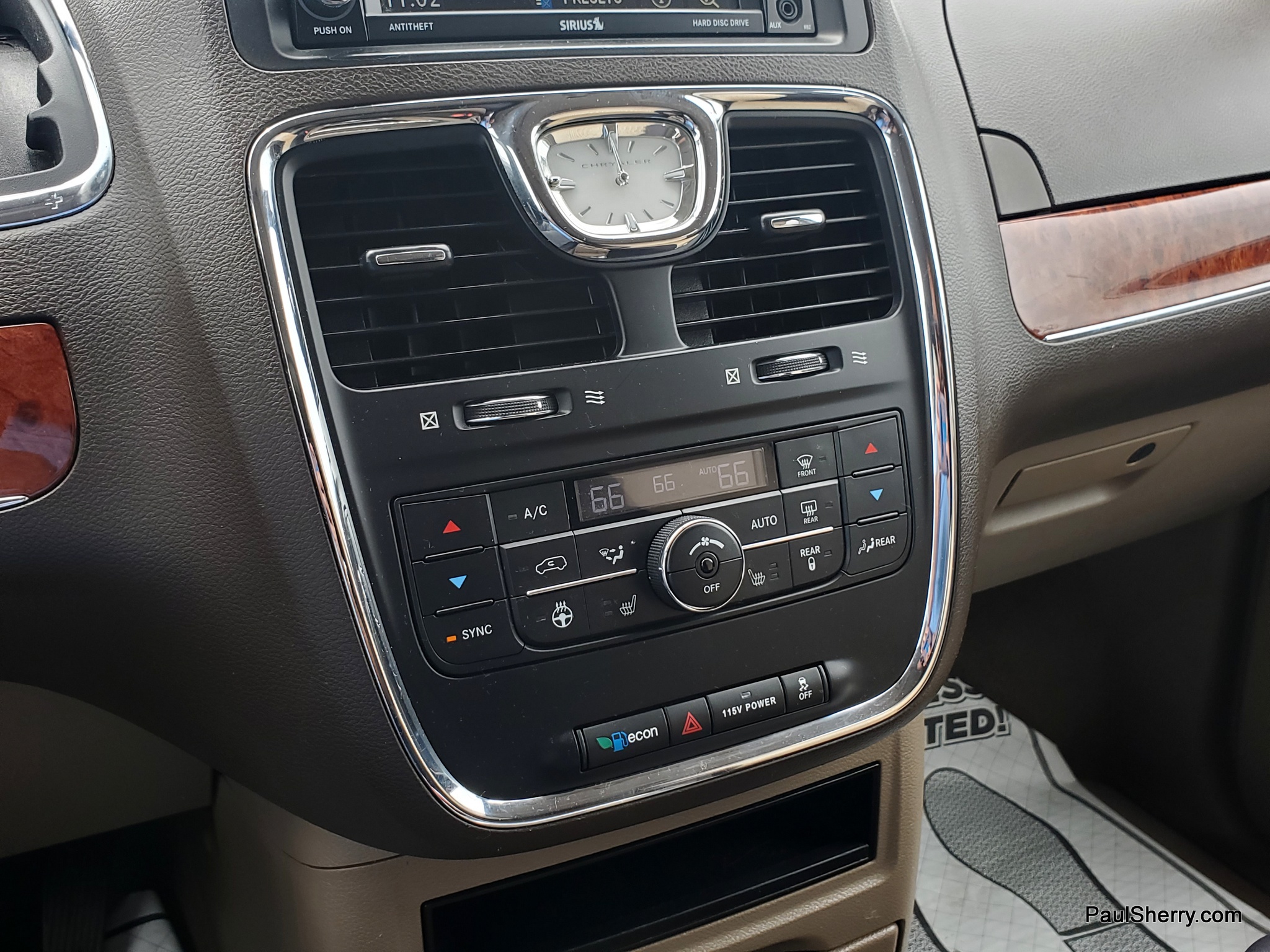 2016 Chrysler Town & Country Anniversary Edition - Photo 33