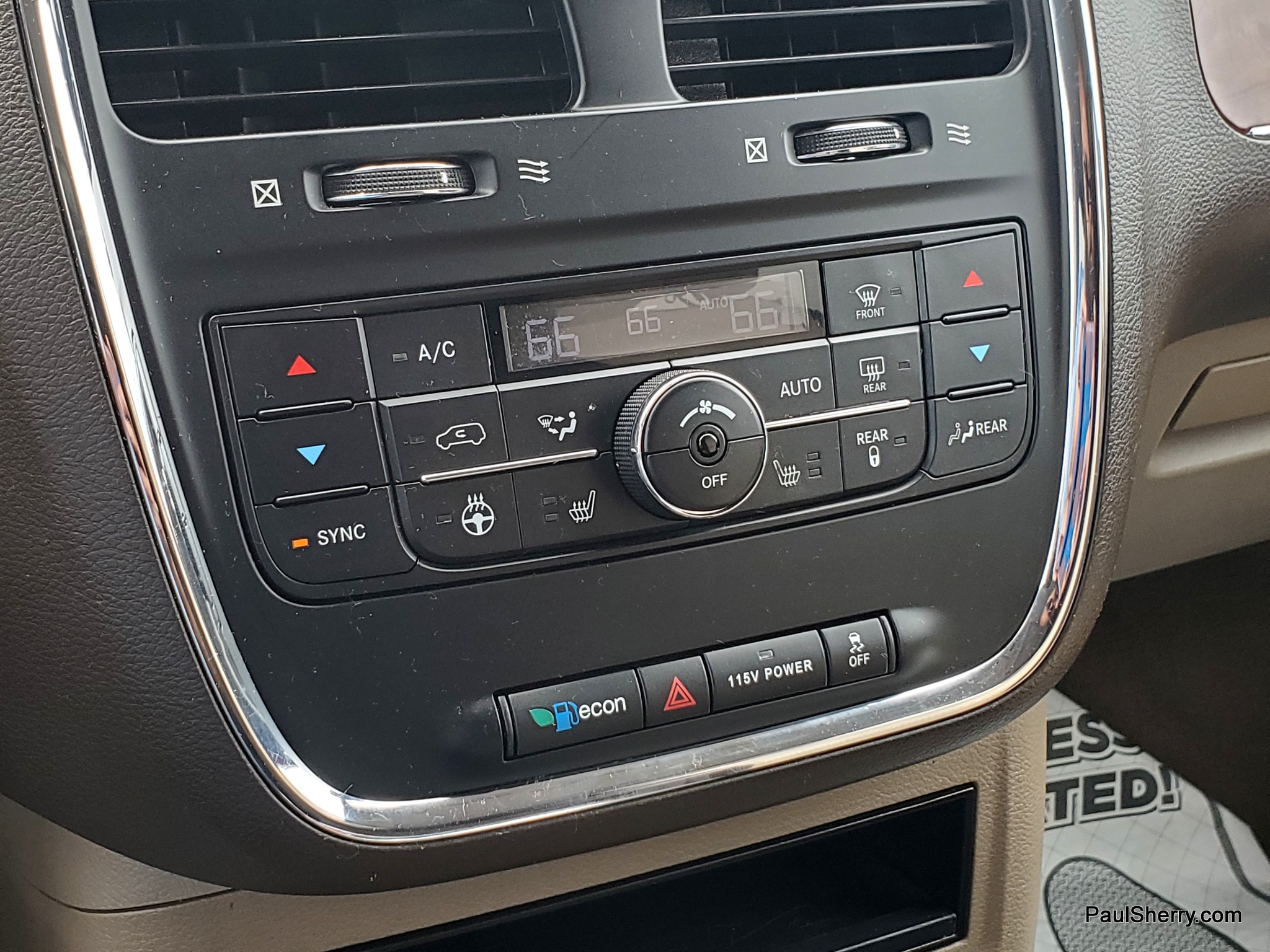 2016 Chrysler Town & Country Anniversary Edition - Photo 34