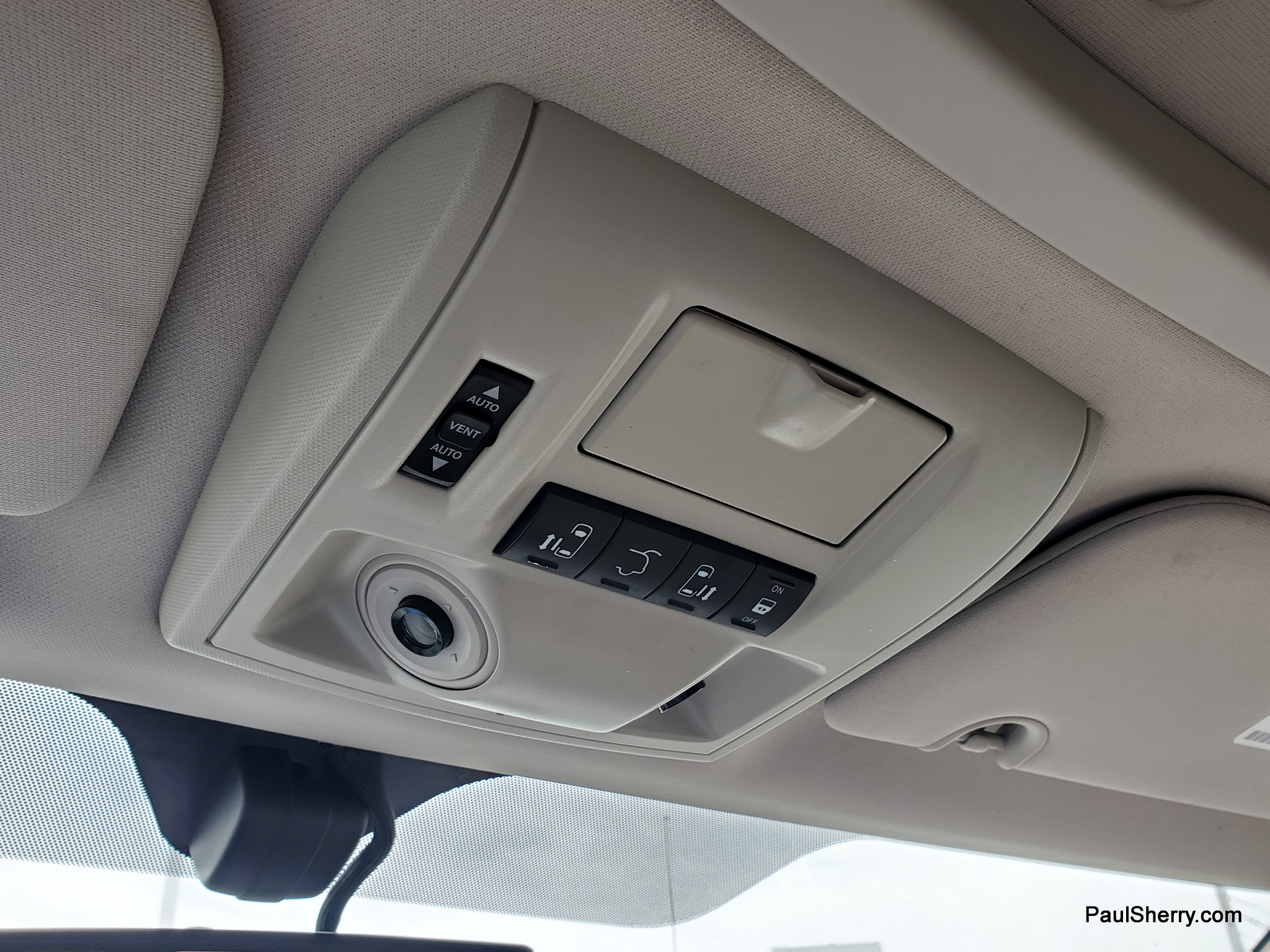 2016 Chrysler Town & Country Anniversary Edition - Photo 36