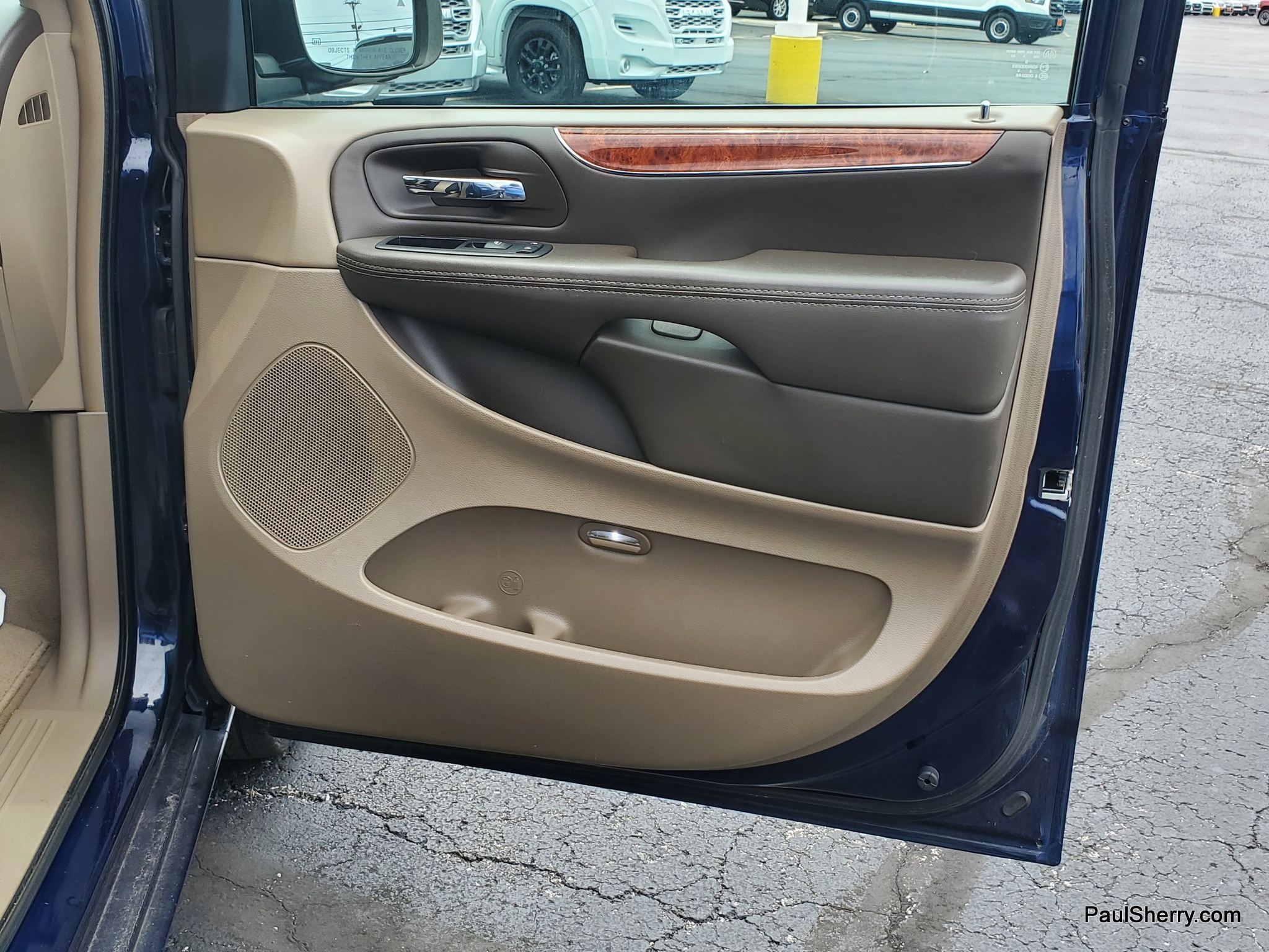 2016 Chrysler Town & Country Anniversary Edition - Photo 38