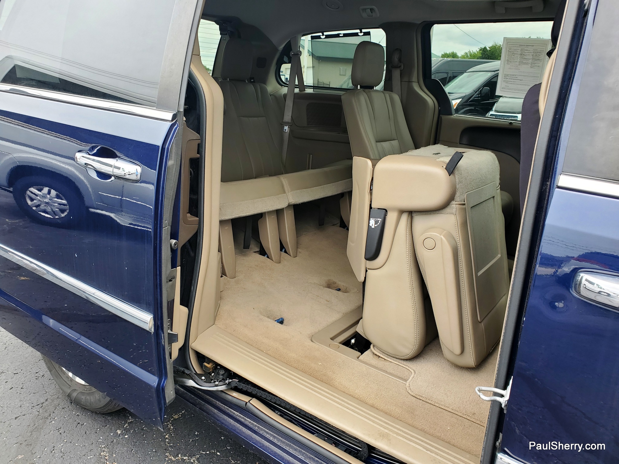 2016 Chrysler Town & Country Anniversary Edition - Photo 47