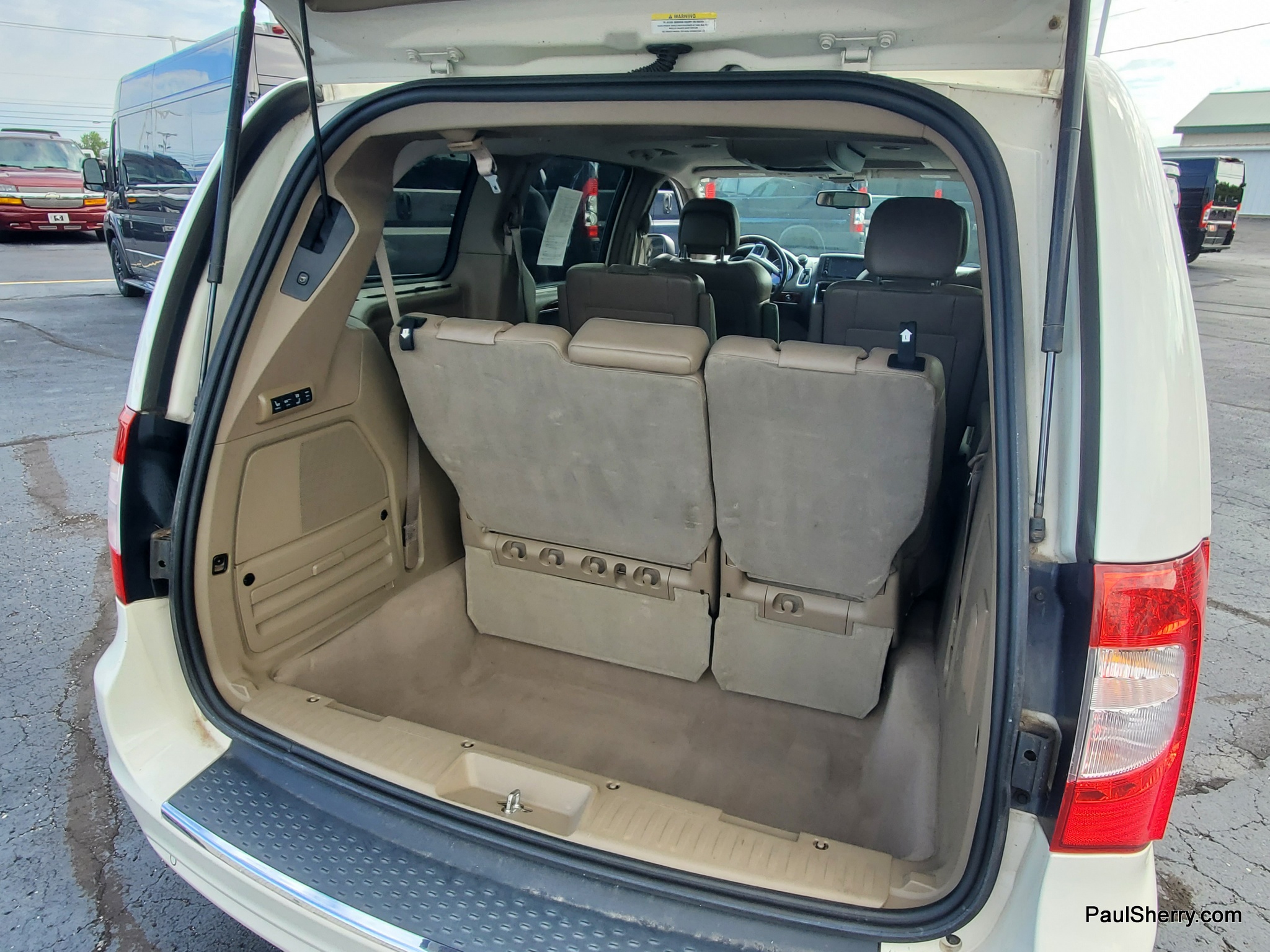 2012 Chrysler Town & Country Limited - Photo 16