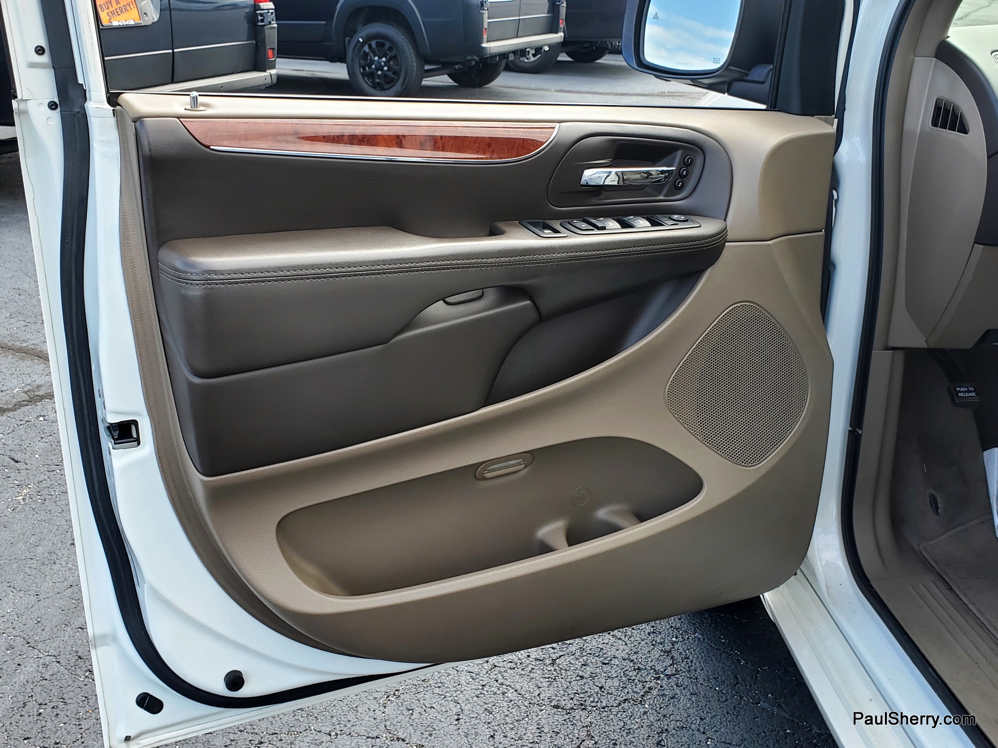 2012 Chrysler Town & Country Limited - Photo 23