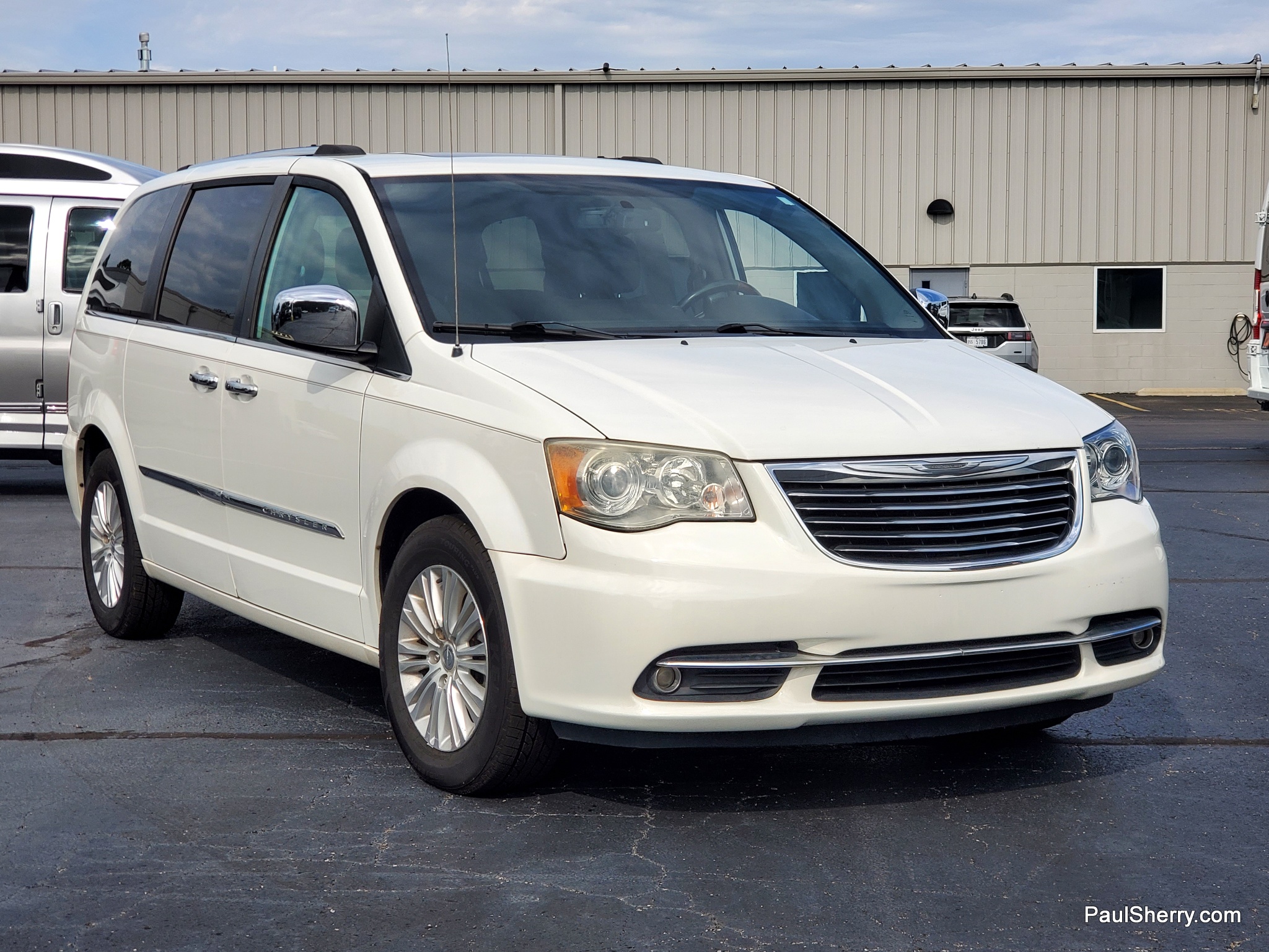 2012 Chrysler Town & Country Limited - Photo 9